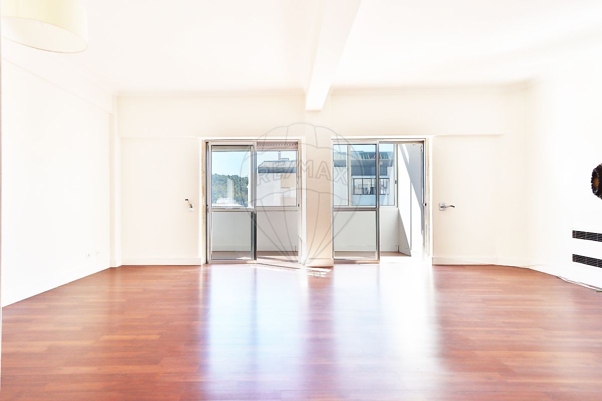 Apartamento T4 para arrendamento