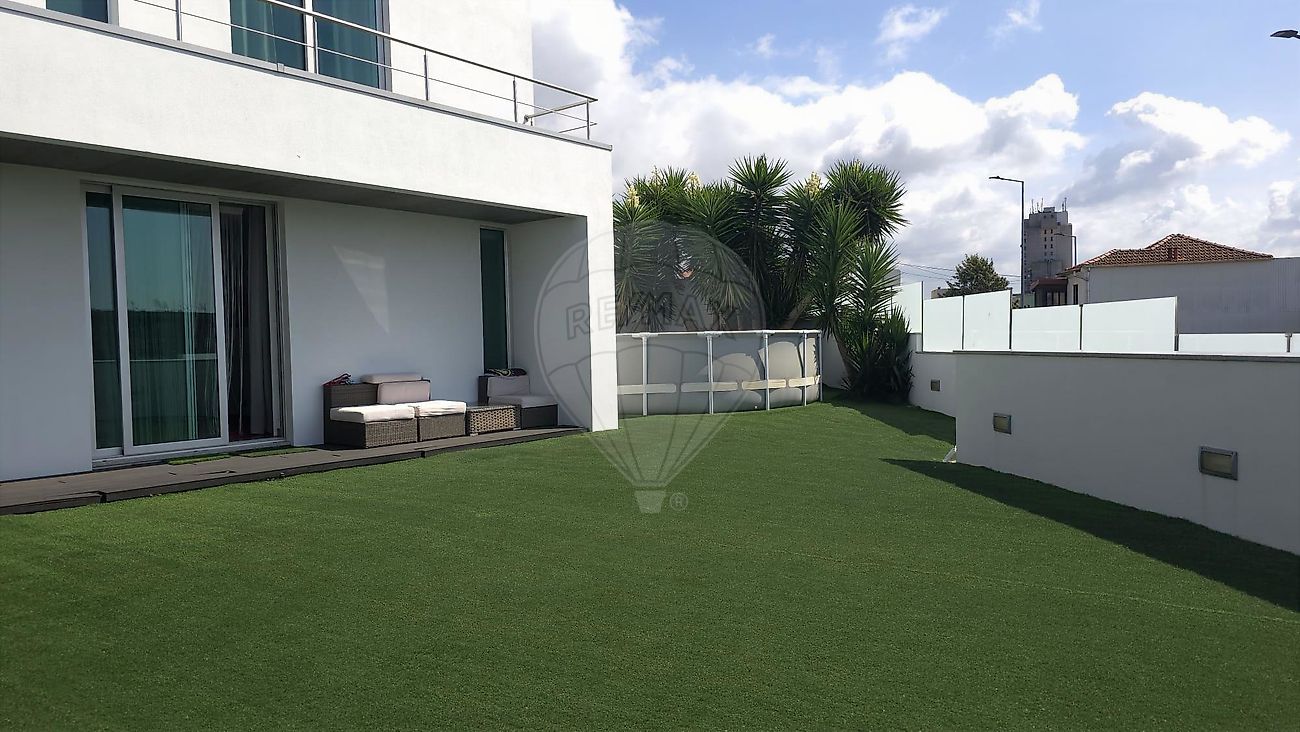 Moradia T4 para venda