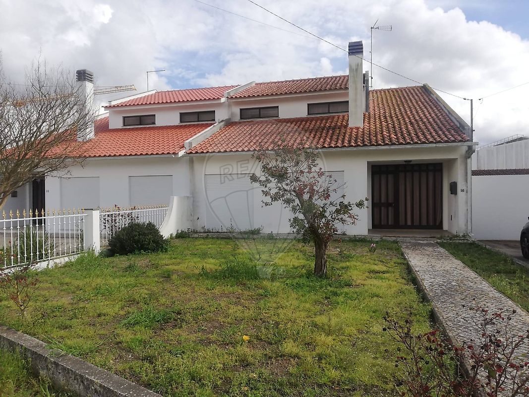Moradia T4 para arrendamento