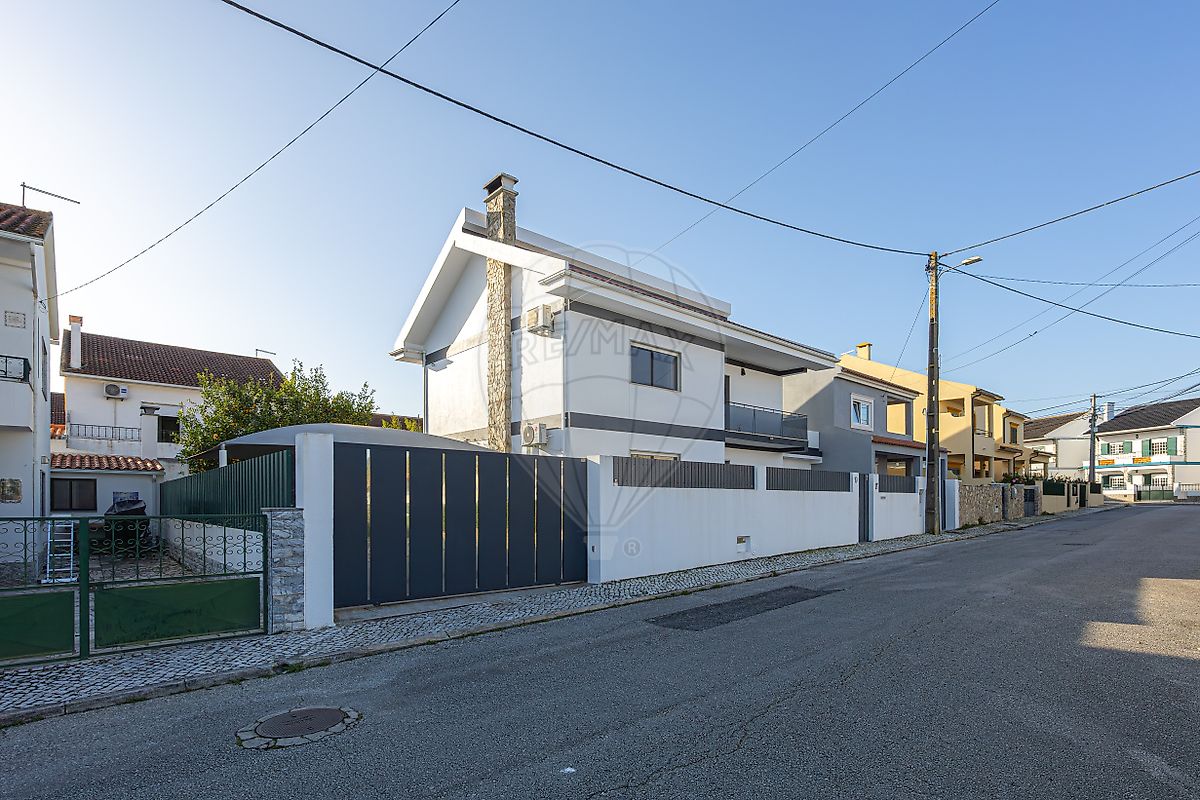 Moradia T4 para venda