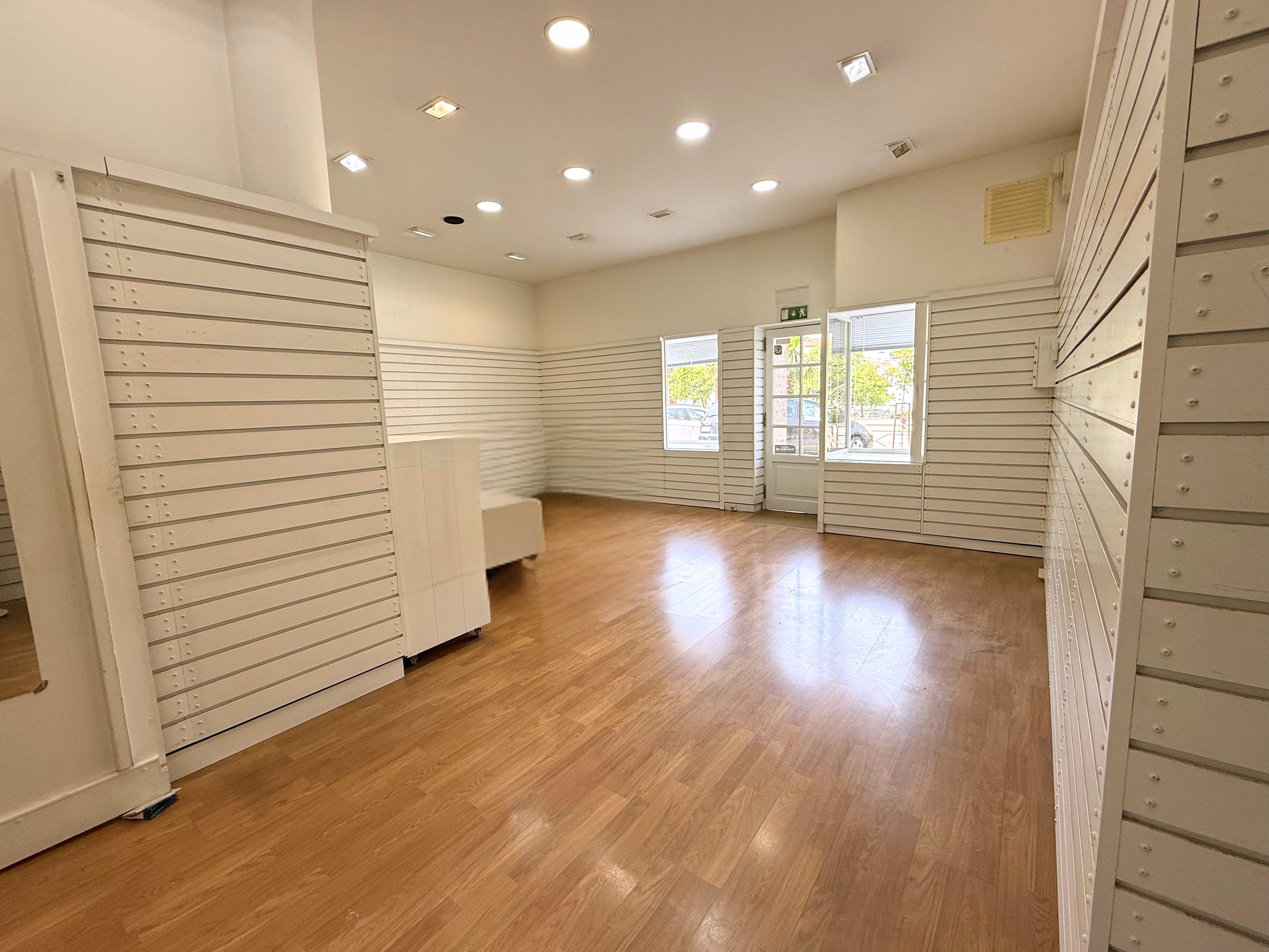 LOJA NO CORAÇÃO DE CASTELO BRANCO - com extraordinária montra e estacionamento à porta: 70m2 para o seu negócio- APENAS 700€/mês