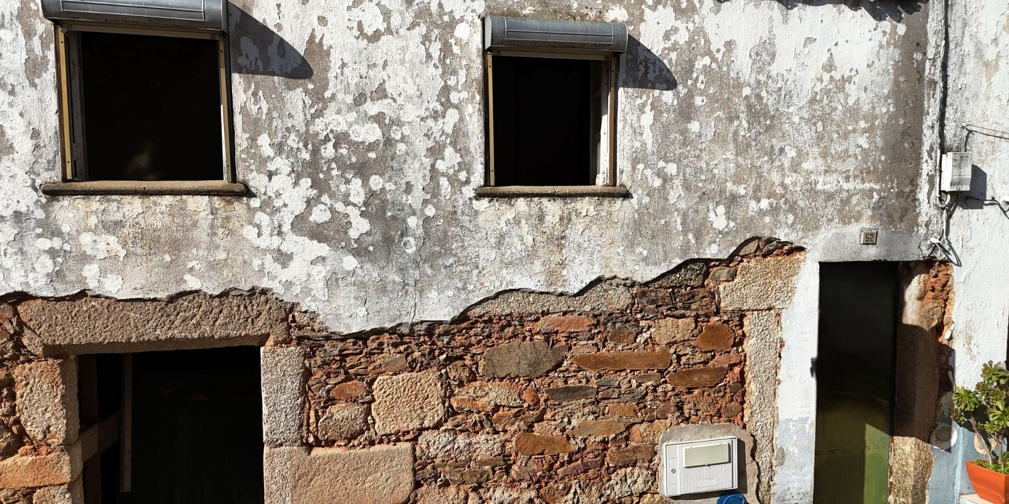 A sua “Casa da Aldeia” espera por si: moradia geminada tradicional com muito potencial, em São Vicente da Beira, Castelo Branco
