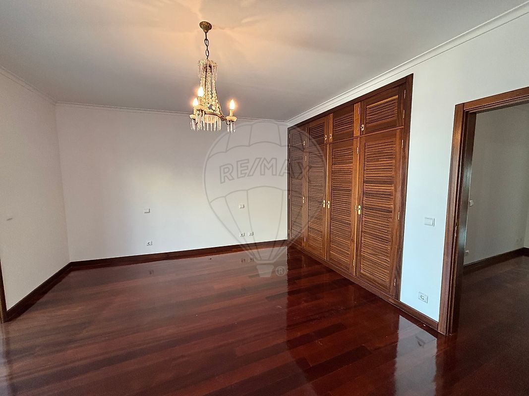 Apartamento T4 para arrendamento