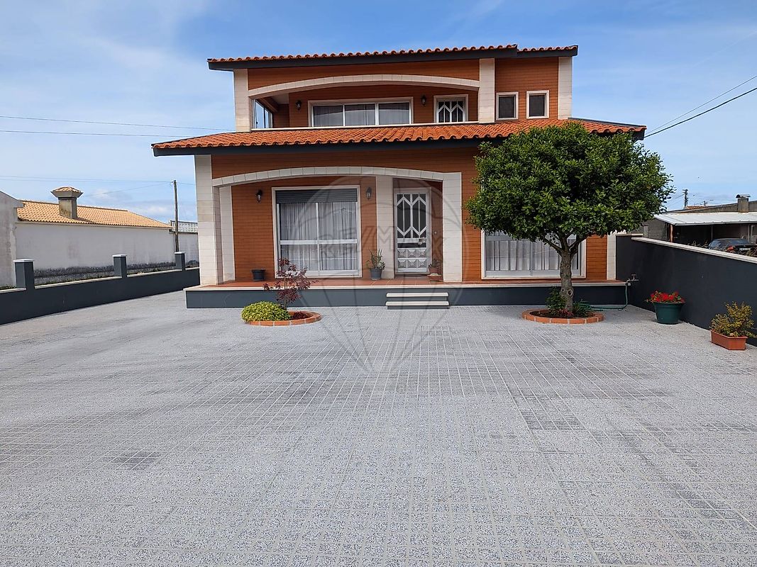Moradia T5 para venda